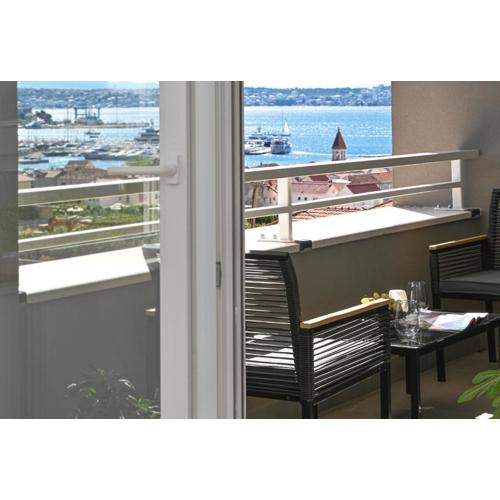 Apartment TRI MASLINE with seaview