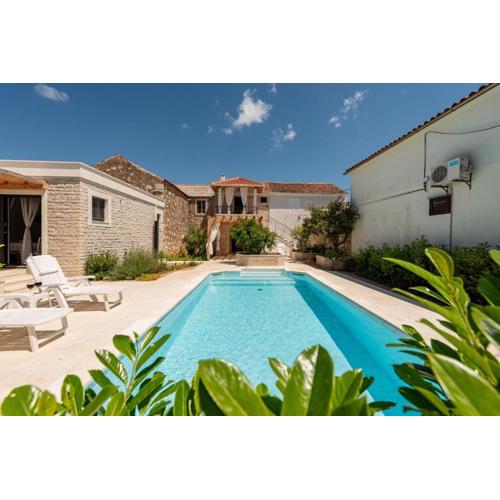 Apartment Varos with shared pool
