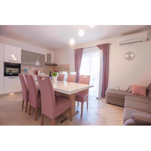 Apartment Vesna near beach with the balcony