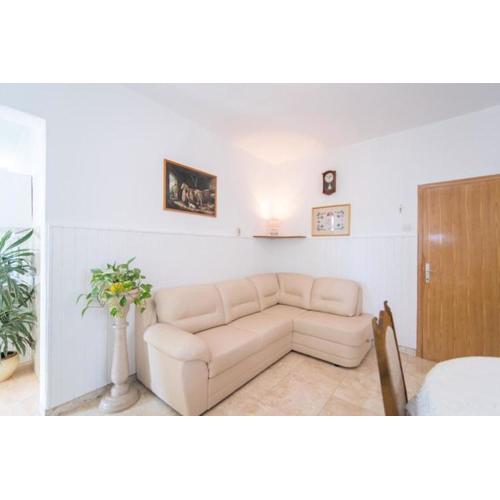Apartment Vrandecic - Two Bedroom Apartment with Garden Terrace