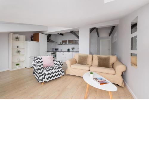 Apartment with 2 Bedrooms and Desks in the Center of Cracow by Noclegi Renters
