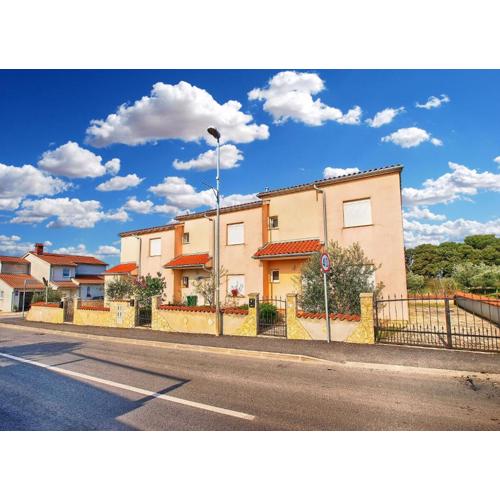 Apartment with 4 Bedrooms 446
