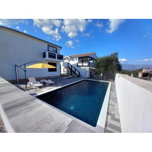 Apartment with a pool mountainview near the sea!