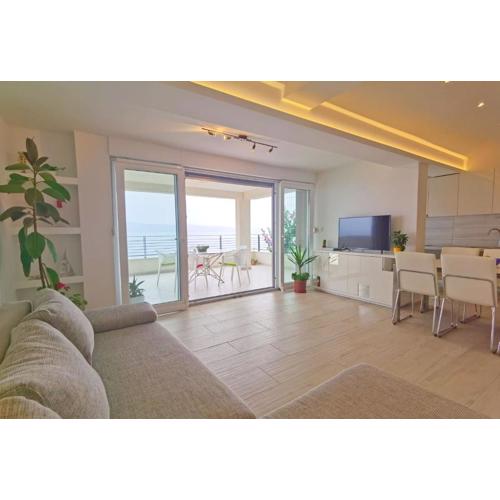 Apartment with a sea View No 10, first row by the sea, Beach house Ana
