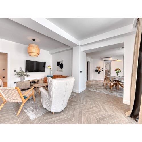 Apartment with pool and hot tub