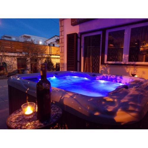 Apartment with private garden, hot tub, WiFi, SAT TV, Klima, near beach