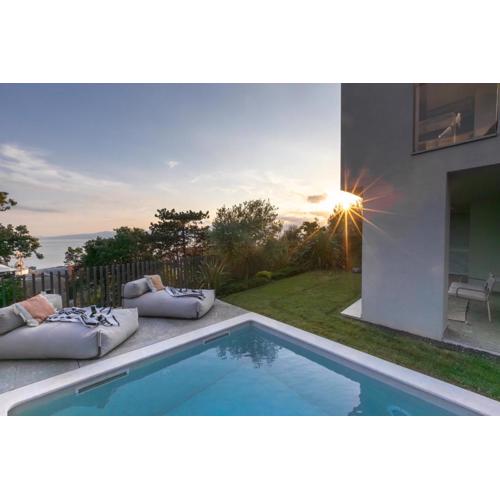 Apartment with private pool & garden Villa Atrio