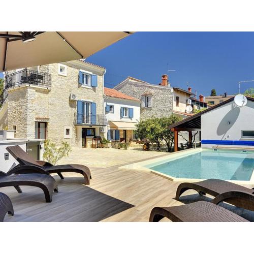 Apartment with swimming pool and private terrace