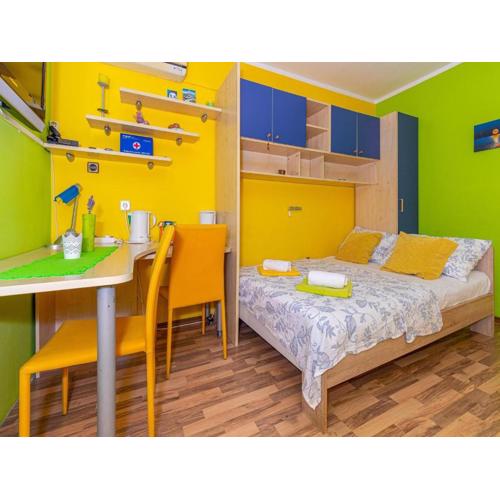 Apartment with swimming pool and sea view