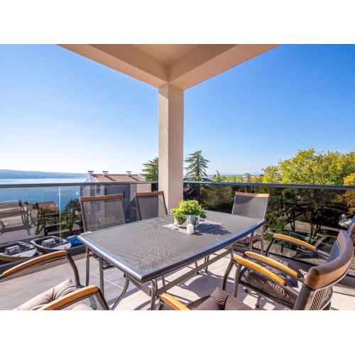 Apartment with swimming pool near sea