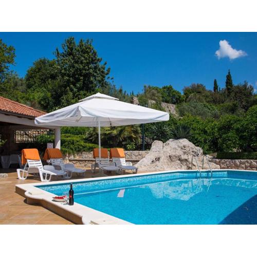 Apartment with terrace and pool