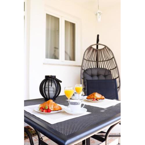 Apartment with terrace, garden and free parking