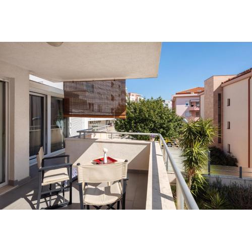 Apartment Zenta with terrace and sea view, 4 min walk to the beach