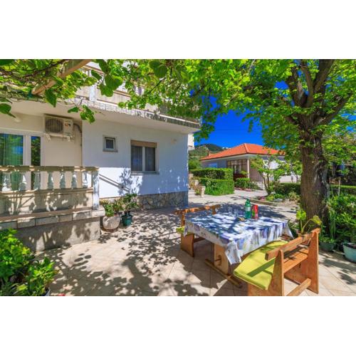 Apartments and Room Petar