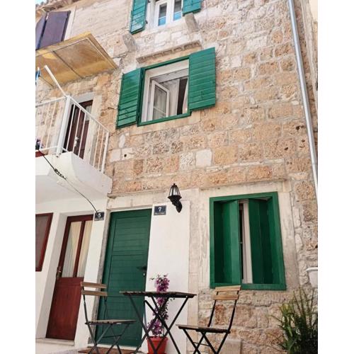 Apartments and rooms with parking space Komiza, Vis - 24523