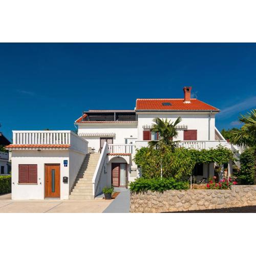 Apartments and rooms with parking space Njivice, Krk - 17010