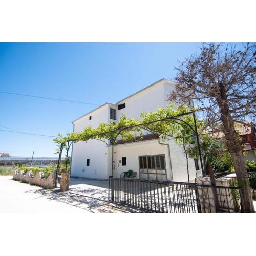 Apartments by the sea Kastel Kambelovac, Kastela - 22444
