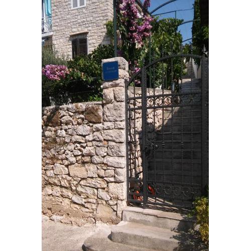 Apartments by the sea Milna, Brac - 735