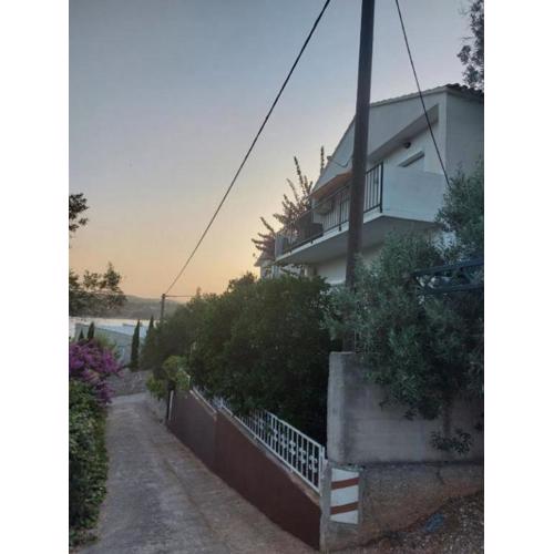 Apartments by the sea Necujam, Solta - 13884