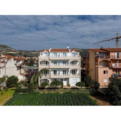 Apartments by the sea Seget Donji, Trogir - 23134