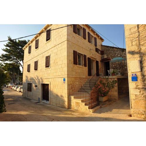Apartments by the sea Sutivan, Brac - 22771