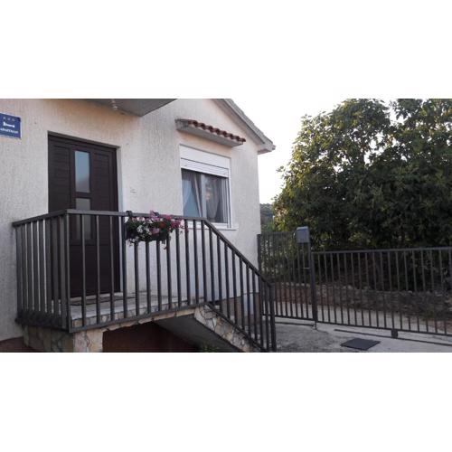 Apartments by the sea Vinisce, Trogir - 13775