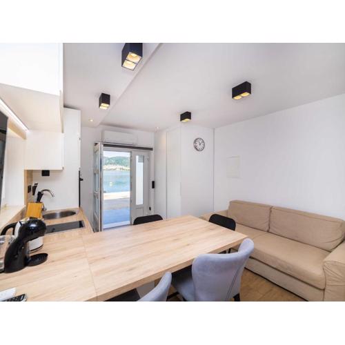Apartments Ema - Studio Apartment with Sea View