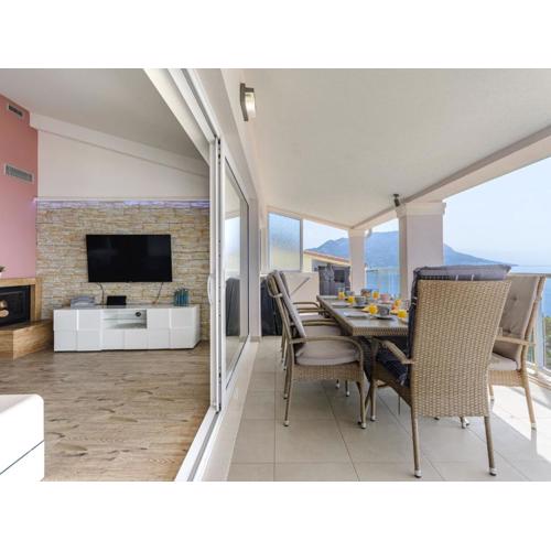 Apartments Hope Dugi Rat - Three-Bedroom Apartment with Jacuzzi and Terrace with Sea View