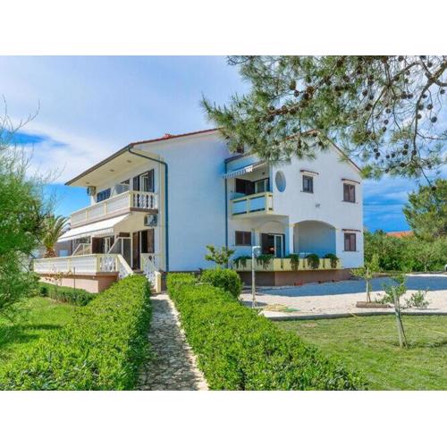 Apartments in House Liveric, in Vir at the beach