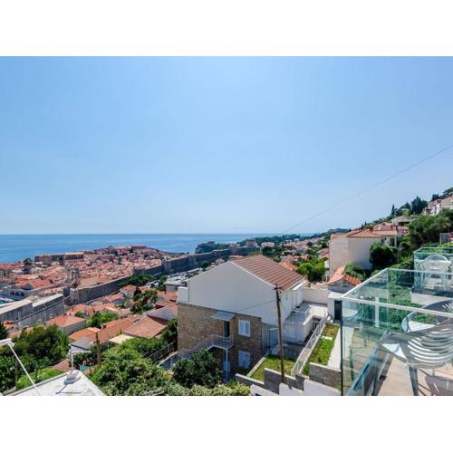 Apartments Isabora - Comfort Three-Bedroom Apartment with Balcony and Sea View Second Floor