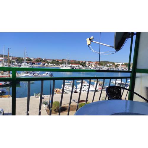 Apartments Lapov - first row to the sea