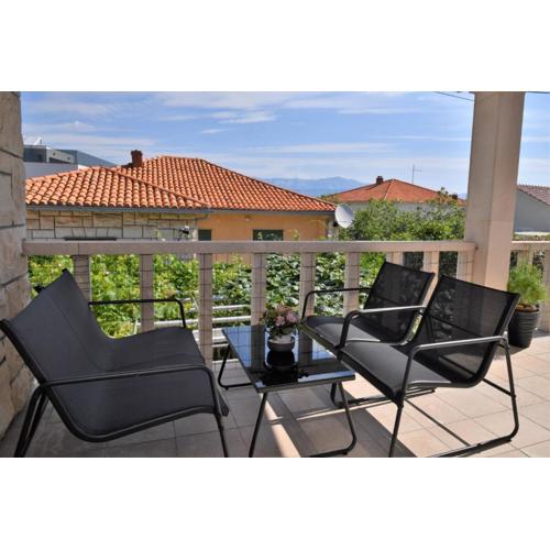 Apartments Mandalena with terrace, 1 min walk to the beach