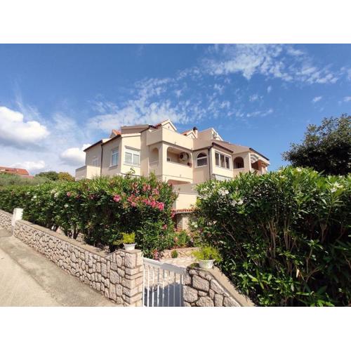 Apartments Mandre near sea