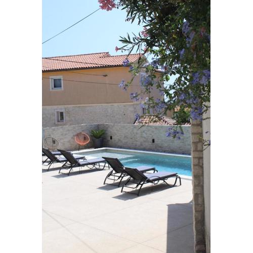 Apartments Mia with pool near Medulin