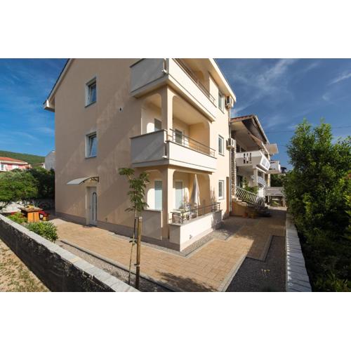 Apartments Mirjana * central location and close to beach