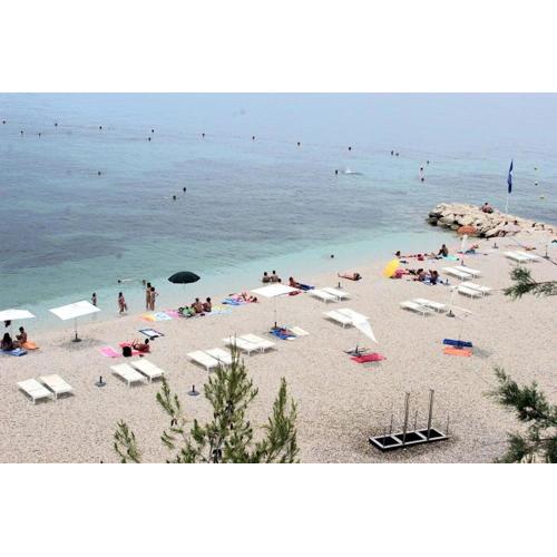 Apartments near beach Trstenik with secure parking