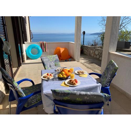 Apartments near the beach, with terraces and seaview at House B.
