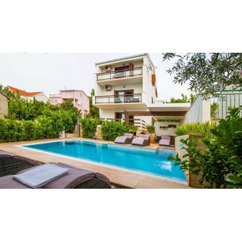 Apartments Nia with pool