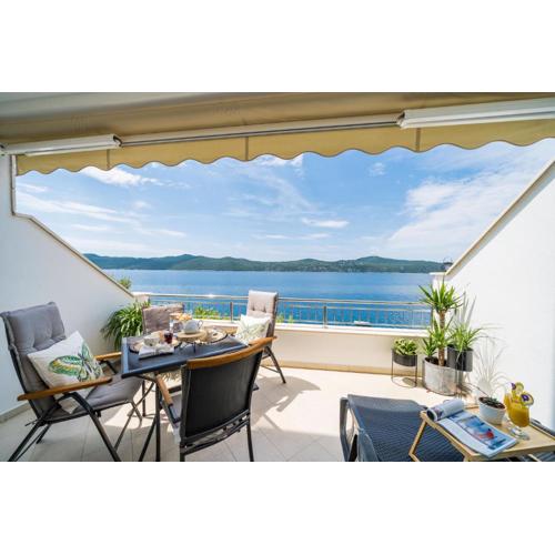 Apartments Ratac Lobrović with private beach and beautiful sunset