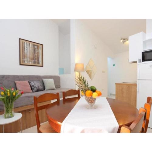 Apartments Ro i - Classic Two Bedroom Apartment with Balcony and Sea View