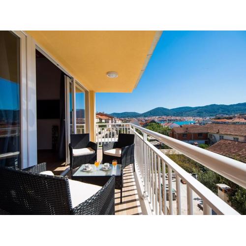 Apartments Sunshine Home - Two Bedroom Apartment with Balcony and Sea View