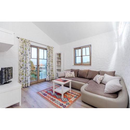 Apartments Villa Kameja - Two Bedroom Apartment with Terrace and Sea View Crni