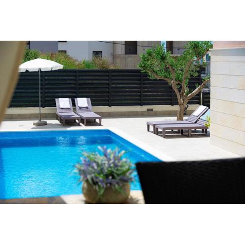 Apartments Villa Pjer - Pool & Private Parking near Beach Žnjan