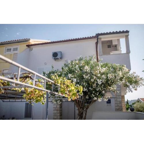 Apartments with a parking space Barbat, Rab - 23817