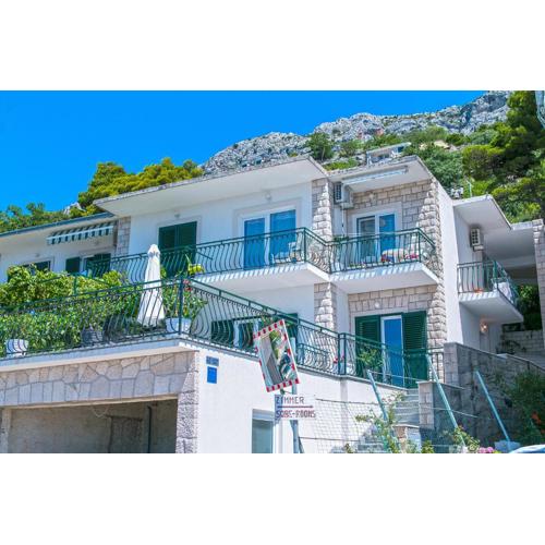 Apartments with a parking space Brela, Makarska - 16603