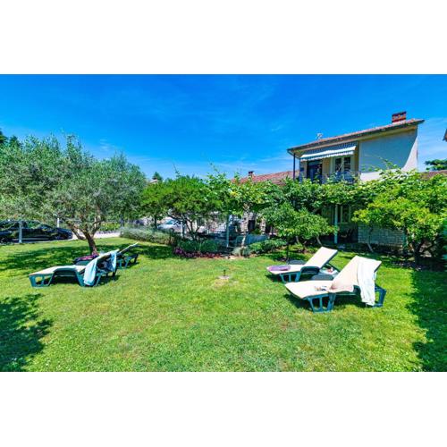 Apartments with a parking space Fazana - 18334