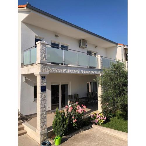 Apartments with a parking space Kastel Kambelovac, Kastela - 15480