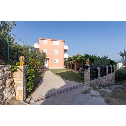 Apartments with a parking space Kastel Kambelovac, Kastela - 23397