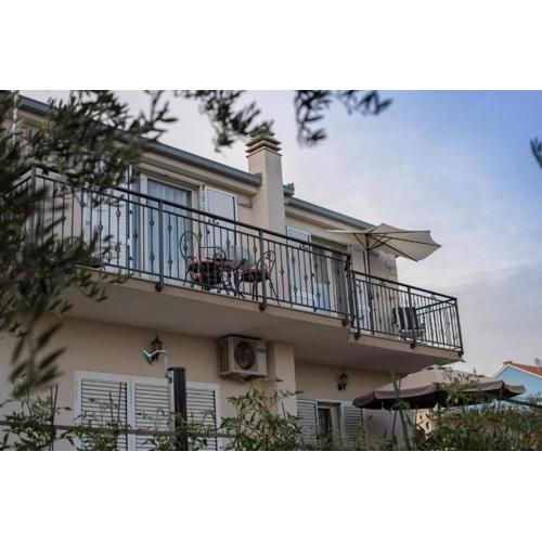 Apartments with a parking space Kastel Stafilic, Kastela - 20763