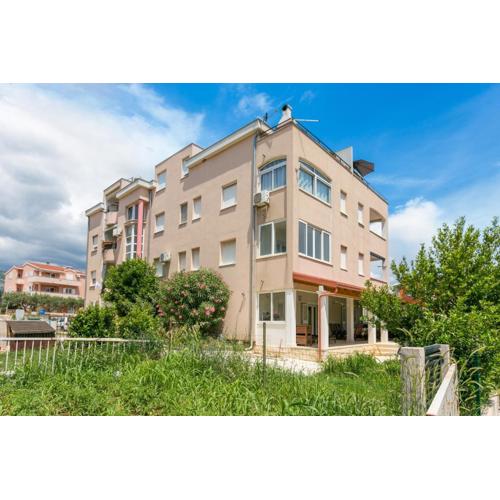 Apartments with a parking space Kastel Stafilic, Kastela - 20926